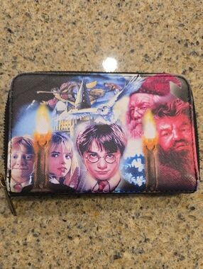 HARRY POTTER WIZARD THEME WALLET!!  BLACK ZIPPER WITH GOLD ACCENTS.